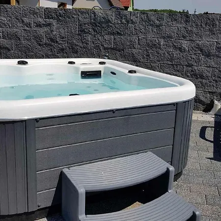 Apartamento Maja -pokoje - Wakacyjne -basen Podgrzewany -jacuzzi Łeba